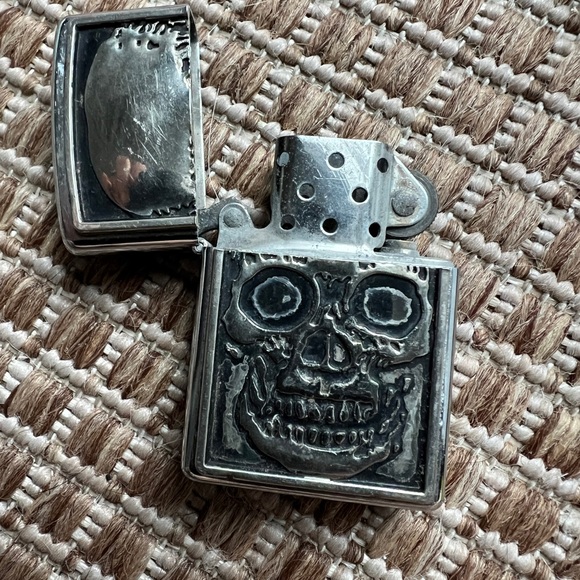 Zippo Silver Skull Lighter - Picture 3 of 6